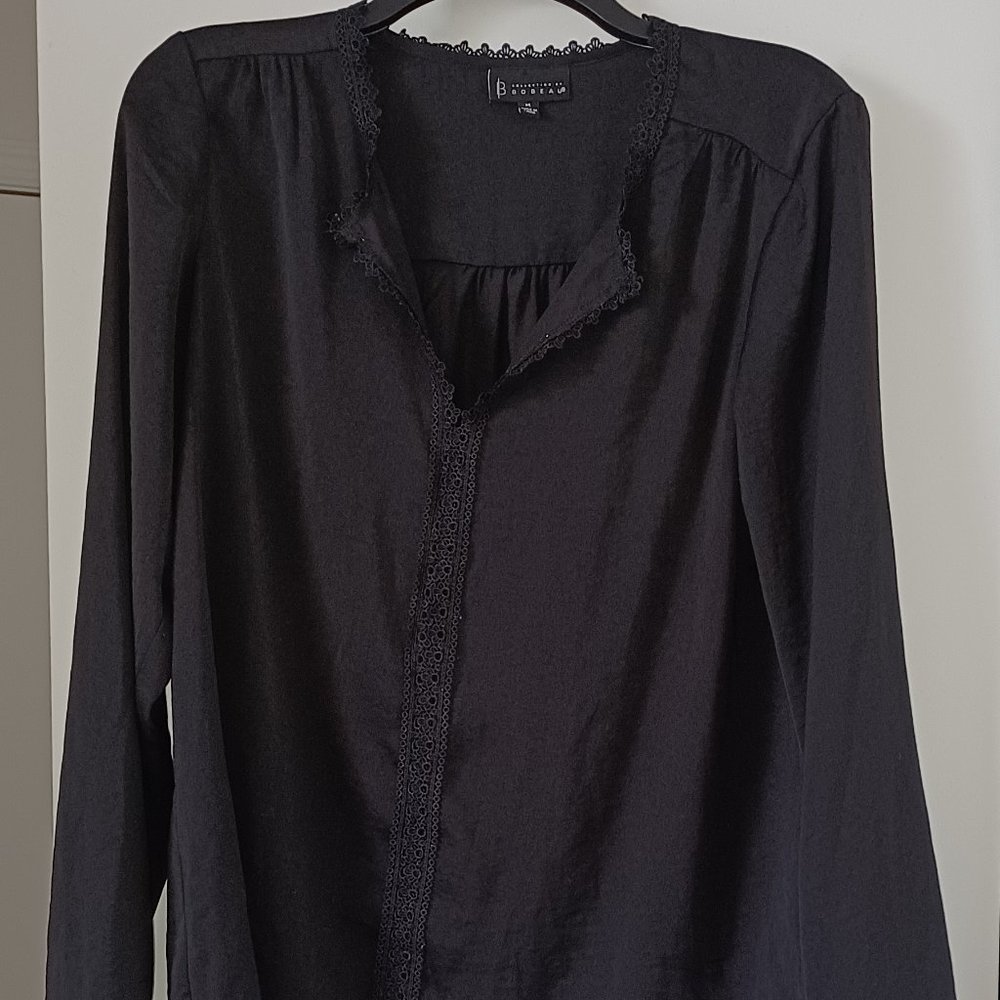 Long-Sleeved Flowy Blouse w/Lace Neck Detail in Shiny Black Sz M